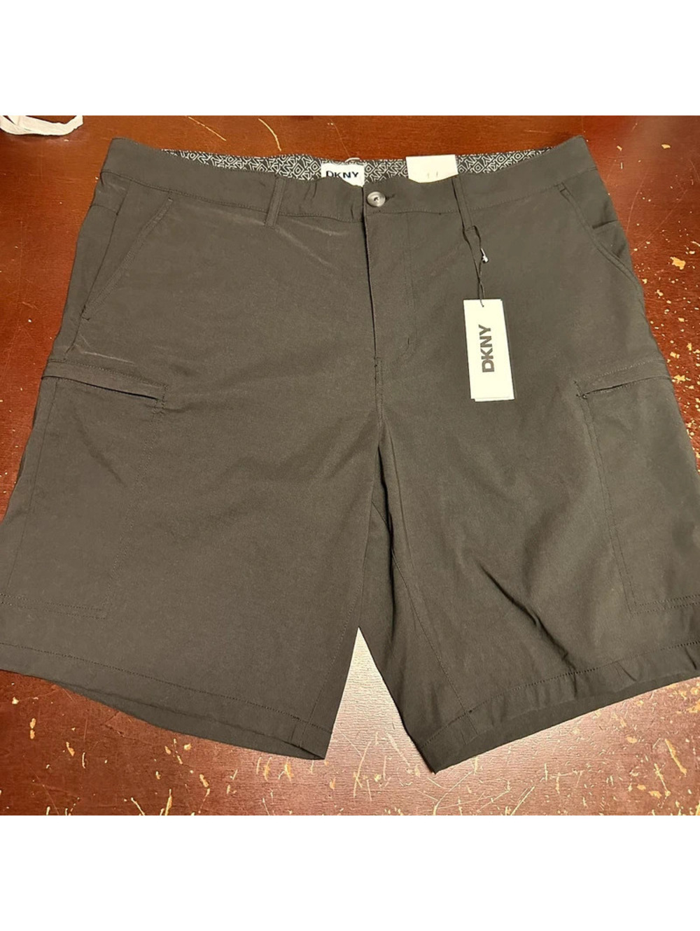 DKNY Men's Cargo Tech Shorts Black Stretch Zip Pocket Size 36 NWT DK35SH1196